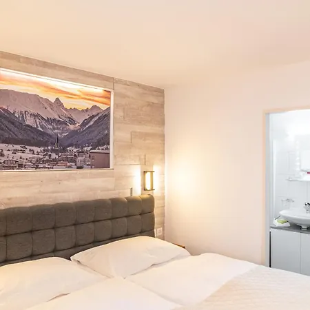 岳罗普酒店 酒店