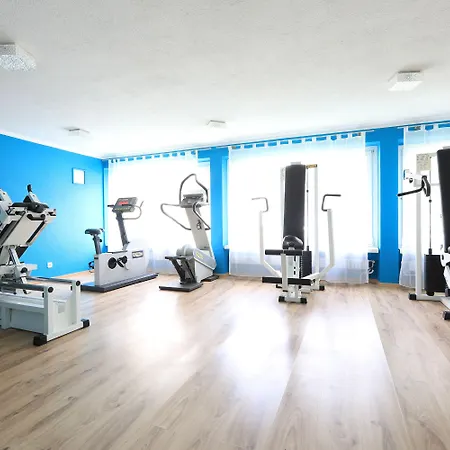 岳罗普酒店 酒店